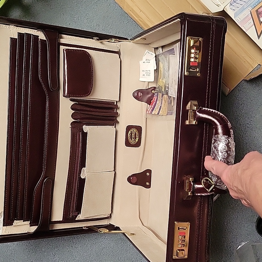Expandable leather attache - Picture 4 of 5